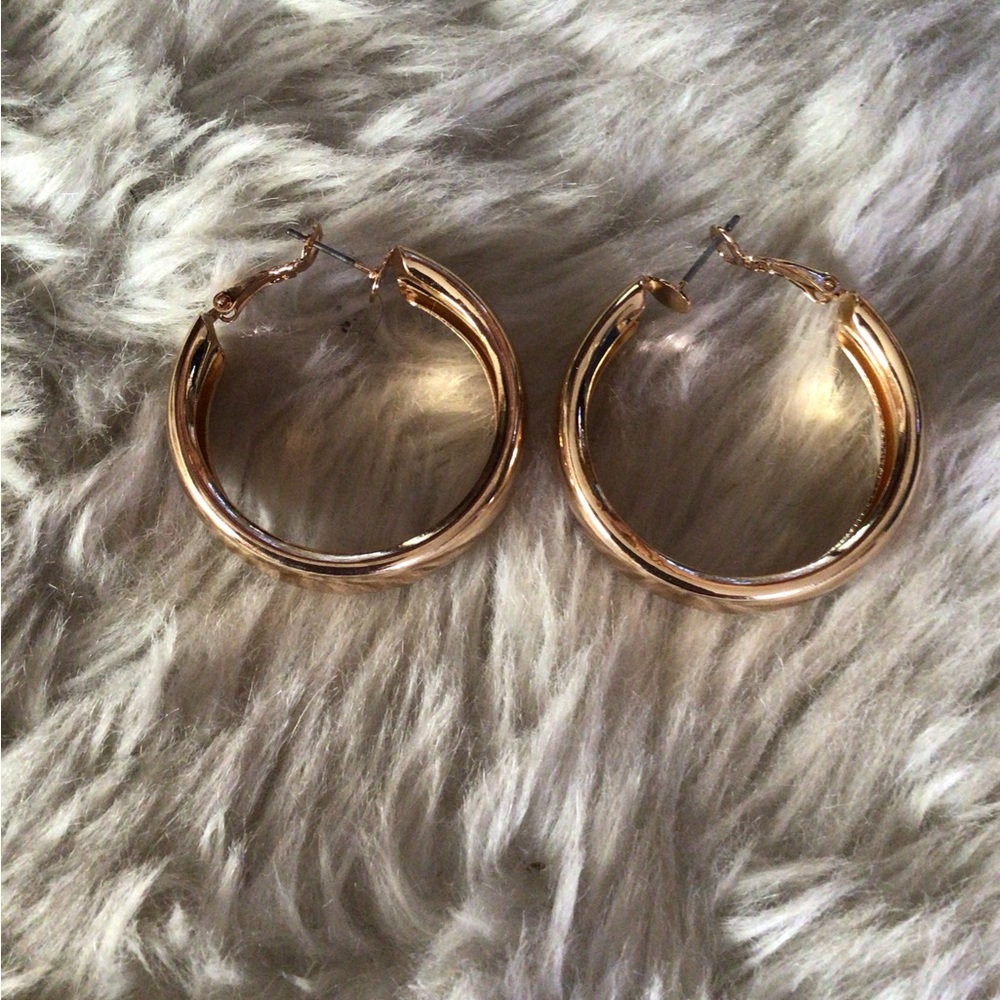 Petit moments chunky gold hoops
